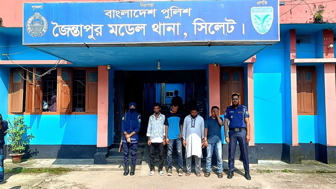 সীমান্তে ২০-৫০ হাজার রুপির চুক্তি, চিহ্নিত পাচারকারীসহ আটক ১৪