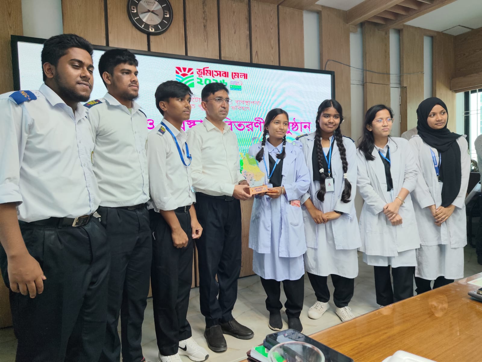 নীলফামারীতে ভূমি সেবা সপ্তাহ শেষে বিতর্ক ও কুইজ প্রতিযোগিতা